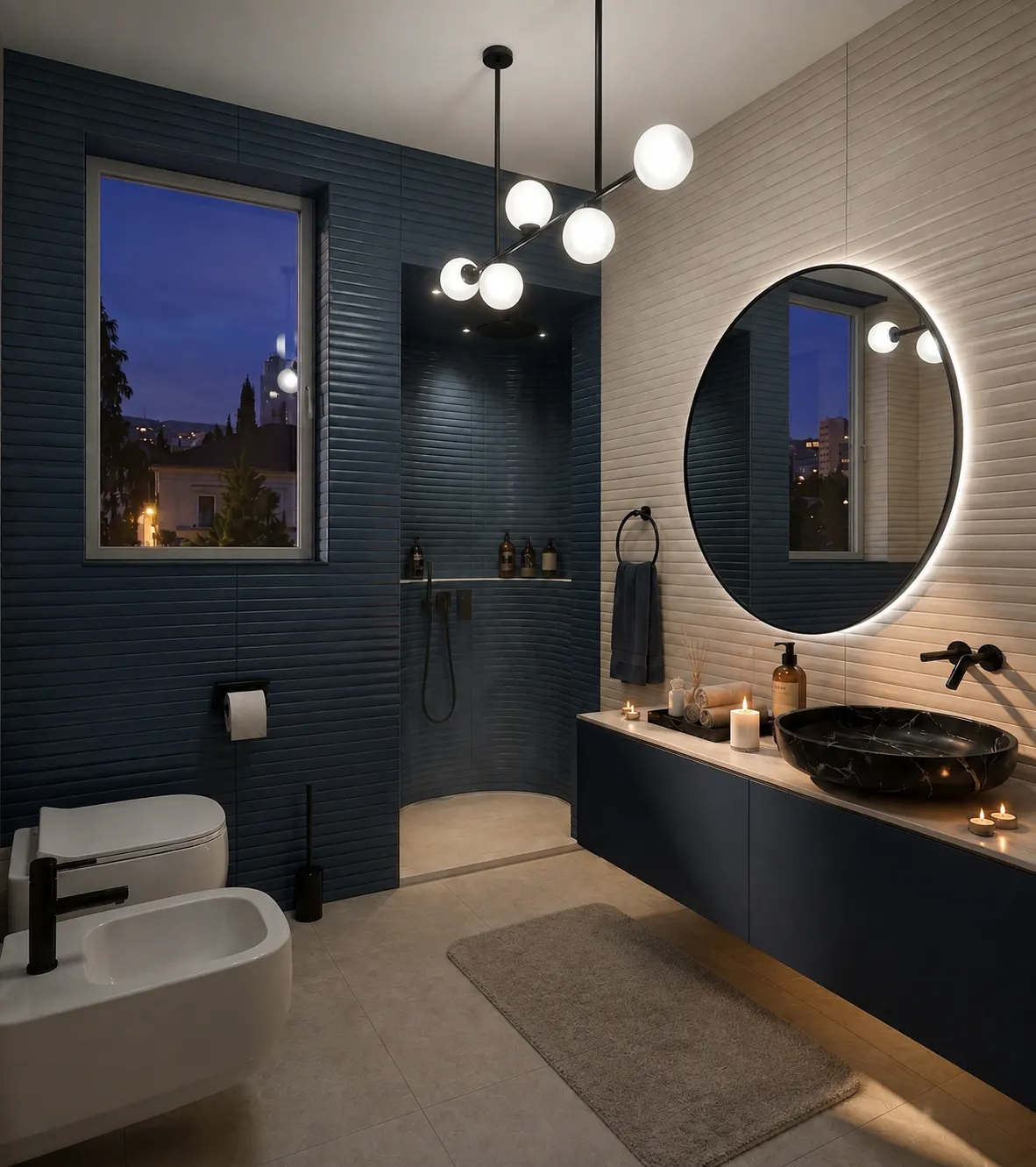Bagno con parete blu tridimensionale, specchio retroilluminato e finestra sulla città di sera